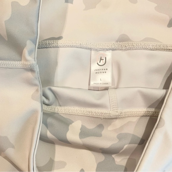 💖 NWOT JustFab Nimbus Cloud White Gray Camo 2 Pc Activewear Set Size L - Picture 5 of 13